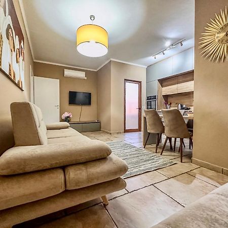 Amos City Center Apartment Tirana Extérieur photo