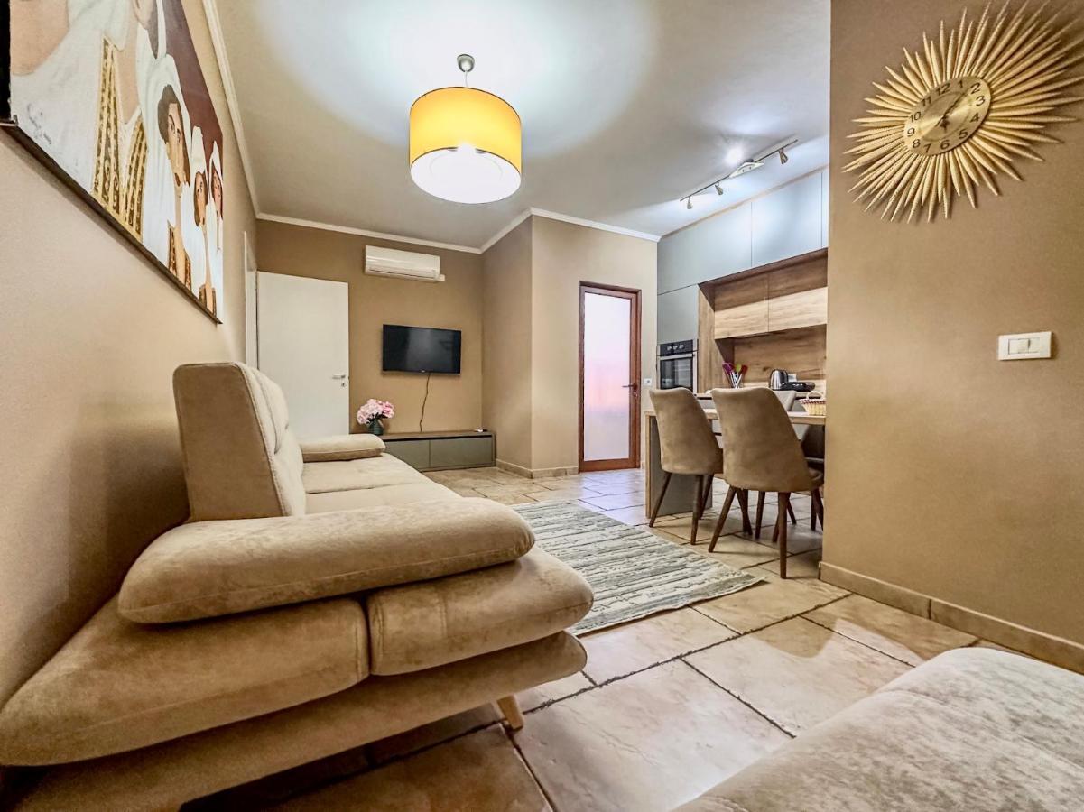 Amos City Center Apartment Tirana Extérieur photo